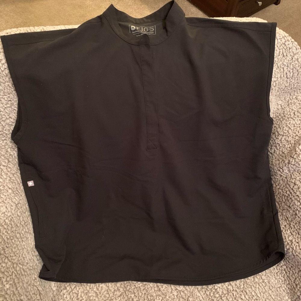 Figs scrub top